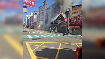 逢甲商圈店面惡火延燒 大型招牌險砸消防員畫面曝