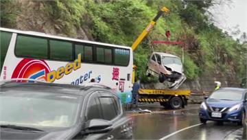 台9線花東縱谷轎車過彎失控 衝撞30人遊覽車