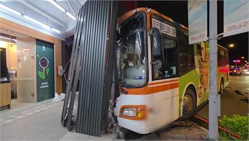 開車12H疑疲勞駕駛 公車偏離車道撞進騎樓2乘客...