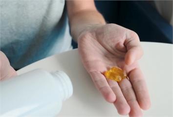 保健品「一起吃or分開吃」比較好？營養師揭答案 ...