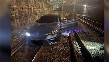 毒品通緝犯闖鐵軌爆胎卡死 台鐵基隆一早誤點通勤大...