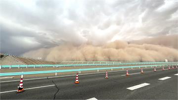 沙塵暴強襲新疆 100公尺高沙牆吞沒哈密市
