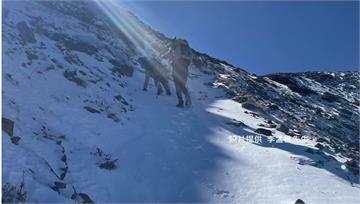 雪山主峰持續降雪　步道積雪30公分深