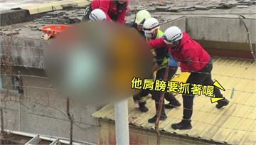 男大生苗栗雙載自撞電線杆噴飛！1人摔水溝、1人掛...