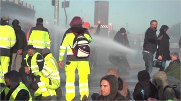 義大利推行疫苗護照 群眾抗議遭水砲驅離