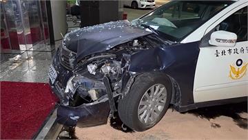 疑煞車失靈！警車失控撞大樓門柱 破璃飛濺釀2傷