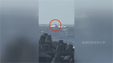 蘭嶼外海風浪驚人 船隻進港如海上「甩尾」