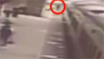 男跳自強號車廂夾縫「掛7分鐘」！從樹林撐到板橋下...