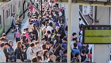 台鐵「桃園=中壢」電力故障列車大誤點！ 車站塞爆...