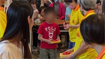 神明眷顧！男童「連8聖筊」贏過1.6萬人 抱回汽...