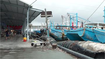 烟花進逼！塭仔漁港防颱 漁船靠岸加固作業