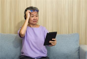 老花眼為何愈來愈嚴重？醫揭「關鍵因素」 多吃這3...