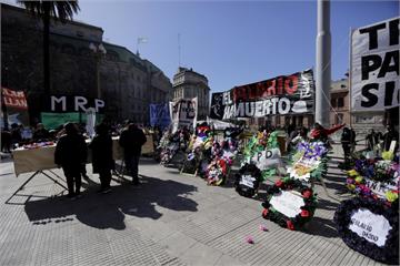 阿根廷街頭抬棺材辦喪禮 抗議者：薪水已死