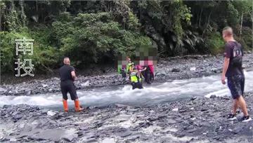 南投栗栖壩溪水突暴漲！登山客受困 警消急架繩索驚...