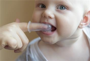 寶寶幾歲時該學會刷牙？這個時期只須睡前清潔1次即...