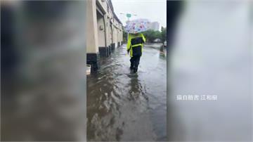 一早大雨強襲！ 大里排水溝積水淹進民宅