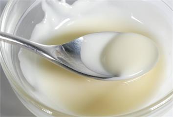 優格冒出一層淡黃色水是壞掉？專家解答真相 很多人...