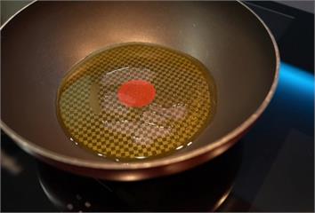 家裡炒菜.油炸用什麼油好？營養師大推「4種油」 ...