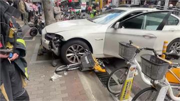 新莊BMW失控爆衝撞汽機車 3人送醫其中1人OH...