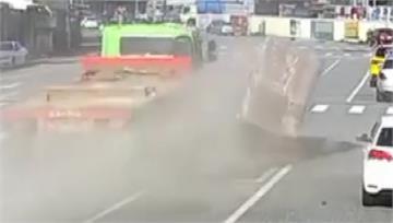 嚇瘋！曳引車疑停紅燈急煞 「 巨型大理石塊」重摔...