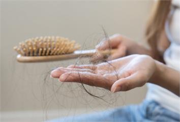 倒立、擦生薑長頭髮？醫曝真相  想留住髮量這3招...