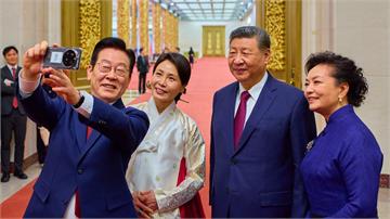 李在明訪中拿「小米手機」與習近平大玩自拍 X平台...