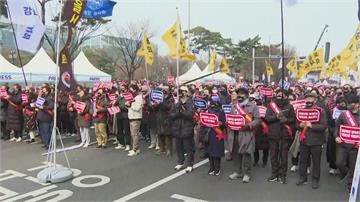 抗議醫學院擴招 南韓醫協示威「2萬人響應」