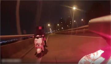 無照男「改車遮牌載女友」耍帥！遇警拔槍喝令秒就範