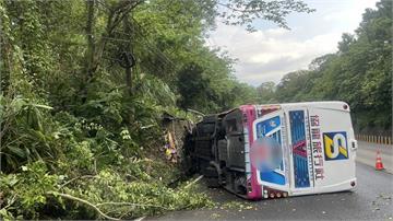 新竹綠世界前遊覽車翻覆事故！ 釀1死1重傷