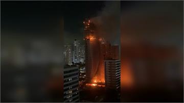 巴西施工中摩天大樓惡火狂燒 零件墜地噴火