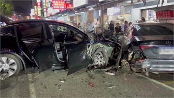 高雄光華夜市轎車暴衝 撞毀6車釀3傷、附近600...