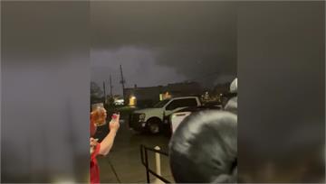 恐怖！巨大龍捲風襲擊紐奧良 夾雜閃電、藍光