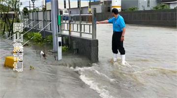 豪雨下不停！岡山水淹小腿 燕巢瓊林里路成河