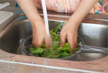 很多人洗菜做錯「1件事」！農藥反而吃下肚  營養...
