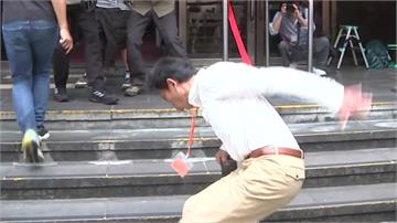 才開嗆賴總統「放馬過來」！黃國昌轉身險摔倒 旁人...