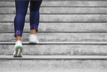 不必健身房也能心肺加強！每日走樓梯30分鐘等同有...