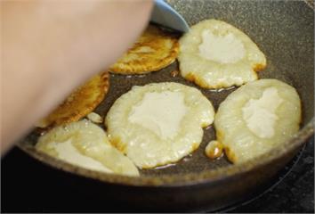 煎年糕怕太油？專家公開「7關鍵技巧」油量差很大 ...