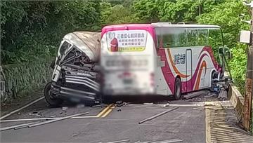 新北萬里砂石車疑打滑撞國光客運「車頭全毀」！司機...