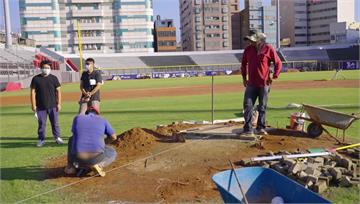新竹棒球場整修2個月 人渣文本摸樓梯滿手鏽蝕怒批...