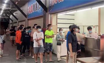 台中生魚片名店逾百位民眾排隊 外送員拿了快跑