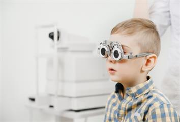 幼童常歪頭、斜視、瞇瞇眼  沒掌握黃金治療期視力...