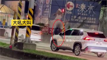 金山街頭持雙刀攔車砍！「猛男界RAIN」衝撞警車...