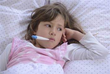 小孩發燒別亂來！兒科醫教你4招正確處理 不用再猛...