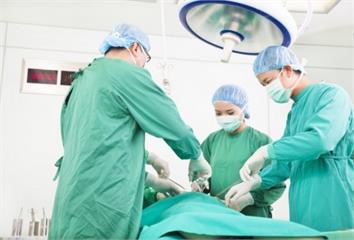 台大醫院啟用單孔機器人手術系統　成立機器人及創新...