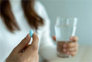 服用抗生素時別喝牛奶 也不要和酒類、茶或咖啡併服