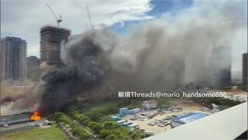 桃園龜山樣品屋大火 黑煙狂竄「燒成一片火海」