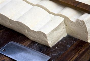 豆腐打開吃不完怎麼辦？ 日本網友教「湯匙神招」保...