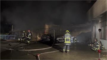 居民凌晨「聽見爆炸聲」驚醒！台中鐵皮車庫突竄火 ...