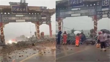 暴雨侵襲！中國河北石家莊牌樓坍塌釀8死1傷