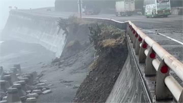 薔琵風浪沖台9線路基坍塌！台東海水倒灌進廟 「燒金爐遭斷兩截」